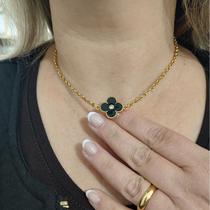 Colar curto com detalhe de um trevo resina preta com strass folheado em ouro