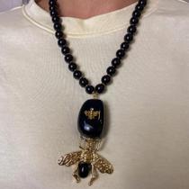 Colar Curto com Pedras e Hematita com Resina e Inseto Dourado Colar Curto com Pedras e Hematita com Resina e Inseto Dourado