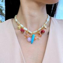 Colar Curto em Pérolas Estilo Boho com Pingentes e Cristais