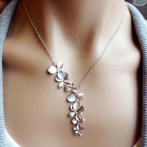 Colar de Clavícula com Pingente de Flor Vintage em Prata - Moda Feminina