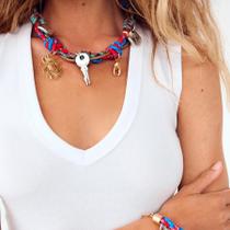 Colar de corda com pingentes coloridos