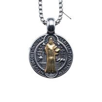 Colar de medalhão de São Bento com cruz de ouro e prata