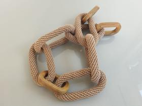 Colar de mesa com elos de madeira e crochê