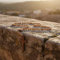 Colar de Mesa Decorativo Cruz Rosário Madeira Enfeite Luxo Rústico 1m