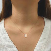 Colar de Ouro 18k com Letra 'E' em Madrepérola Natural na Corrente Zeta Colar de Ouro 18k com Letra 'E' em Madrepérola Natural na Corrente Zeta