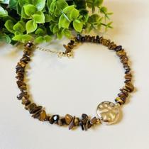 Colar de Pedra Cascalho com Medalha Dourada