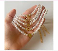 Colar de pérolas com inicial Letra Semi Joia Ouro e Prata Colar de pérolas com inicial Letra Semi Joia Ouro e Prata