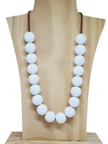 Colar de Resina Bolas Brancas Paz