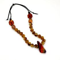 Colar de resina em fio de camurça Colar de resina em fio de camurça