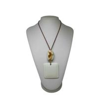 Colar de resina quadrado off white