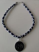 Colar de tecido com pingente