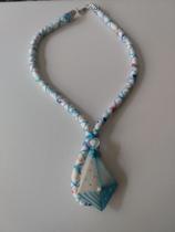 Colar de tecido com pingente