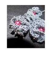 Colar de três flores trabalhadas cinza com uma pérola rosa. Colar de três flores trabalhadas cinza com uma pérola rosa.