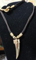 colar dente dourado