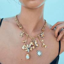 Colar dourado com pigentes de borboleta Colar dourado com pigentes de borboleta