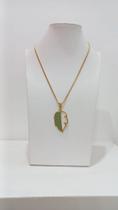 Colar dourado com pingentde folha