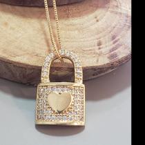 Colar dourado com pingente cadeado cravejado com zircônias cristais. Colar dourado com pingente cadeado cravejado com zircônias cristais.