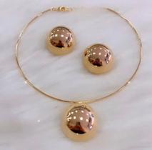 Colar dourado de bolas