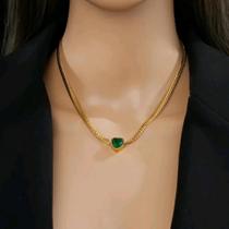 Colar dourado em aço