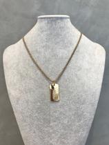 Colar dourado pingente placa