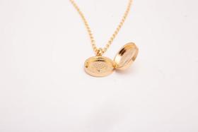 Colar Dourado Relicário Redondo com Coração Cravejado Colar Dourado Relicário Redondo com Coração Cravejado