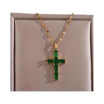 Colar elegante com pingente de cruz verde dá mulheres com senso de luxo e design de nicho