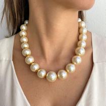 Colar Elegante em Maxi Pérolas - Design Exclusivo e Artesanal Colar Elegante em Maxi Pérolas - Design Exclusivo e Artesanal