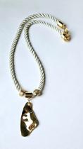 Colar em Cordão de Seda e Pingente Estilizado