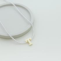 Colar em Cristal com a Letra de Madrepérola 40cm com 5cm de extensor em Prata 925