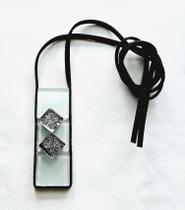 Colar em Vidro Branco com Detalhe em Prateado