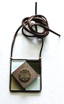 Colar em Vidro Branco e Tons Pastéis