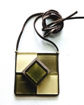 Colar em Vidro em Tons Pastéis e Placa Metalizada