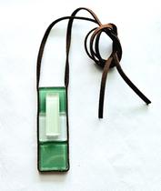 Colar em Vidro Verde Claro e Branco Colar em Vidro Verde Claro e Branco