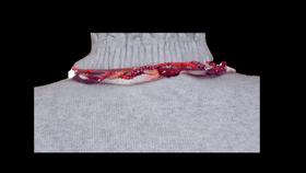 Colar Enrolado de Cristais e Missangas Vermelho e Branco