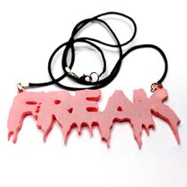 Colar Escrita Freak em Resina Rosa Bebê com Glitter - Mostre Sua Personalidade Única