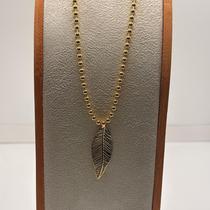 Colar Esferas com Pingente de Pena Banhado a Ouro Colar Esferas com Pingente de Pena Banhado a Ouro