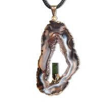 Colar Especial Chapa Geodo Turmalina Verde Envolto Dourado Colar Especial Chapa Geodo Turmalina Verde Envolto Dourado