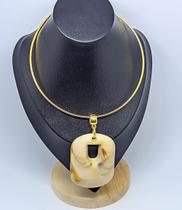 Colar Feminino Choker aro liso folheado ouro Pingente pedra quadrado Resina Luxo Festa Tendência moda Lançamento 2025