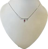 Colar feminino com banho de ródio branco e cristal rubelita