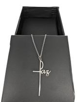 Colar feminino com crucifixo paz inox 45cm com caixinha CPFC84 corrente gargantilha