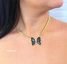 Colar Feminino Corrente Grossa Folheado Ouro com Pingente Borboleta Grande Preto Branco Resina Gargantilha Luxo