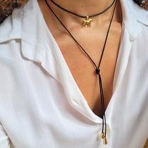 Colar Feminino Country Cordão de Courinho de Amarrar Ajustável com Pingente de Cavalo e Metais Banhados a Ouro 18k