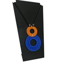 Colar feminino crochê azul laranja VOCÊ PODE Bijuterias Colar feminino crochê azul laranja VOCÊ PODE Bijuterias