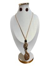 Colar feminino elegante tendencia presente Colar feminino elegante tendencia presente