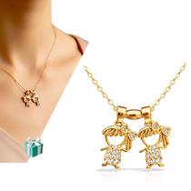 Colar Feminino Pingente Filhos Casal Cravejado Mãe Semijoia Cor:2 Meninas