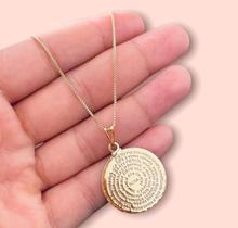 Colar Feminino Veneziana com Pingente Medalha Redonda Oração Pai Nosso Folheado Ouro 18k Gargantilha