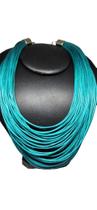Colar fios azul claro