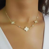 Colar Flores 4 Pétalas Madrepérola com Ponto de Luz Banhado a Ouro Colar Flores 4 Pétalas Madrepérola com Ponto de Luz Banhado a Ouro