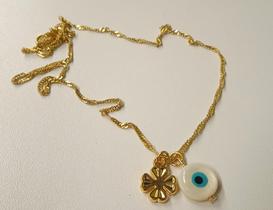 Colar folhado em dourado com olho Grego em pedra e Trevo de quatro folhas .