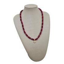 Colar folheado a ouro com jade cereja e ponto de luz Colar folheado a ouro com jade cereja e ponto de luz